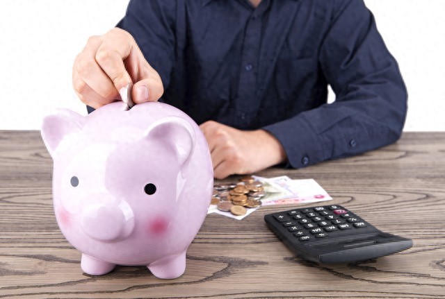 当前经济环境下银行降息，钱放哪更稳妥？多方式分析