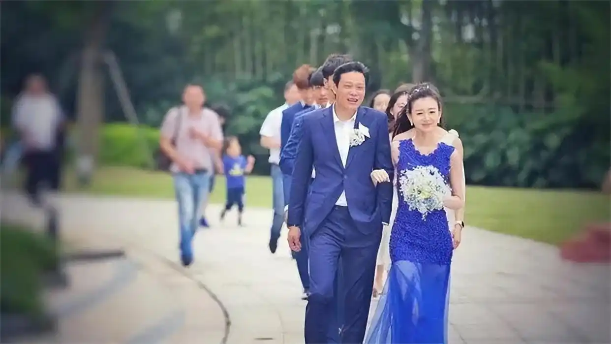 范志毅小女儿100天办洒_范志毅感情史_范志毅女儿范斯晶