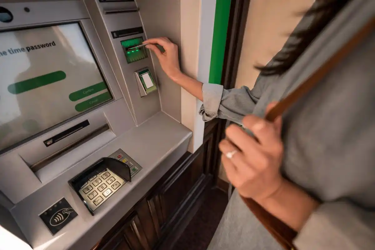 跨行取钱手续费_银行卡异地取款手续费_同行异地取款免费规则